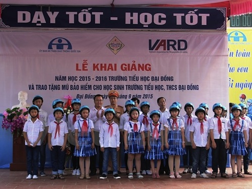 Trao tặng mũ bảo hiểm cho học sinh Trường Tiểu học và THCS Đại Đồng ảnh 1